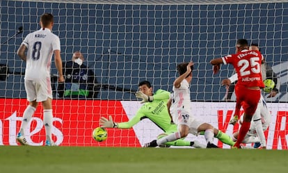 Fernando hace el primer gol del Sevilla.