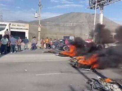 Trabajadores de Altos Hornos de México bloquean una carretera en Coahuila, en una imagen de redes sociales.