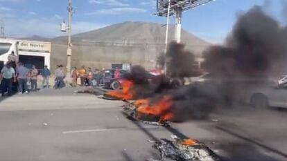 Trabajadores de Altos Hornos de México bloquean una carretera en Coahuila, en una imagen de redes sociales.