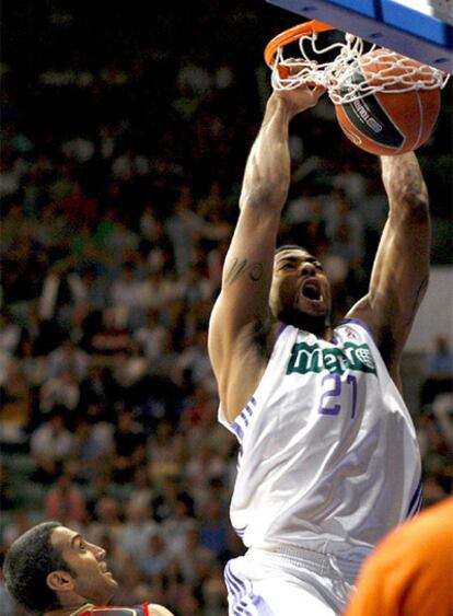 El pívot estadounidense del Real Madrid Jeremiah Massey encesta durante el encuentro contra el Tau