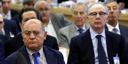 El expresidente de Viajes Marsans Gerardo Díaz Ferrán (i) y el expresidente de Caja Madrid Rodrigo Rato (d), durante la primera sesión del juicio contra los 65 usuarios de las tarjetas opacas de Caja Madrid celebrada hoy en la sede de la Audiencia Nacional de San Fernando de Henares.
