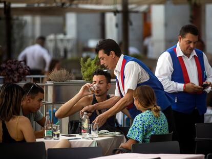 Varios camareros atienden en una terraza en Madrid, el 2 de agosto.