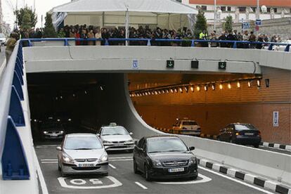 Imagen de los primeros coches que circulaban ayer por el recién inaugurado túnel de Cuatro Caminos.