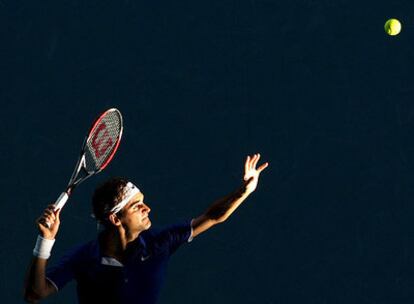 Roger Federer se dispone a dar un mate ante al checo Tomas Berdych.