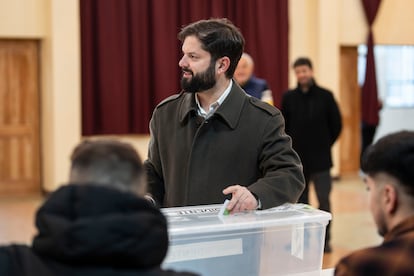 El presidente de Chile, Gabriel Boric, votando en Punta Arenas este domingo.