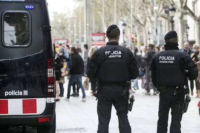 Uns Mossos d'Esquadra patrullen els carrers de Barcelona.