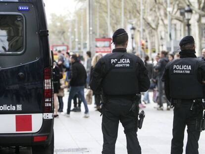 Uns Mossos d'Esquadra patrullen els carrers de Barcelona.