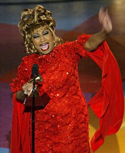 Celia Cruz muestra el premio <i>grammy Latino</i> que recibió este año por <i>La Negra Tiene Tumbao</i>.
