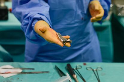 Un cirujano muestra una parte de una prótesis de cadera antes de su implantación en el Hospital Saint George Clinic, en Niza (Francia).