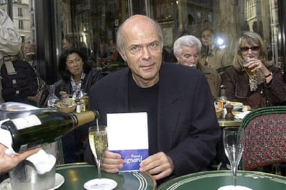 Pascal Quignard (1948), en el café Flore de París, después de recibir el Premio Goncourt en 2002.