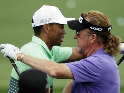 Tiger Woods y Jiménez se saludan en el campo de prácticas de Augusta.
