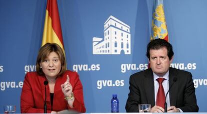 El vicepresidente José Ciscar y la consejera Isabel Bonig tras el pleno del Consell.