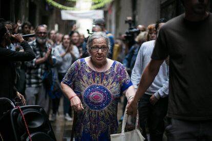 Una mujer consigue, gracias a la presión social realizada por activistas antidesahucios, que se suspenda su desalojo en una calle del barrio Gótico de Barcelona, el 10 de octubre de 2019.