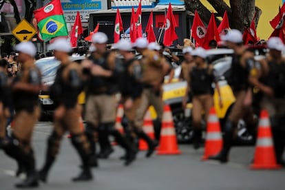 Policiais aguardam em frente a corte em Curitiba. 