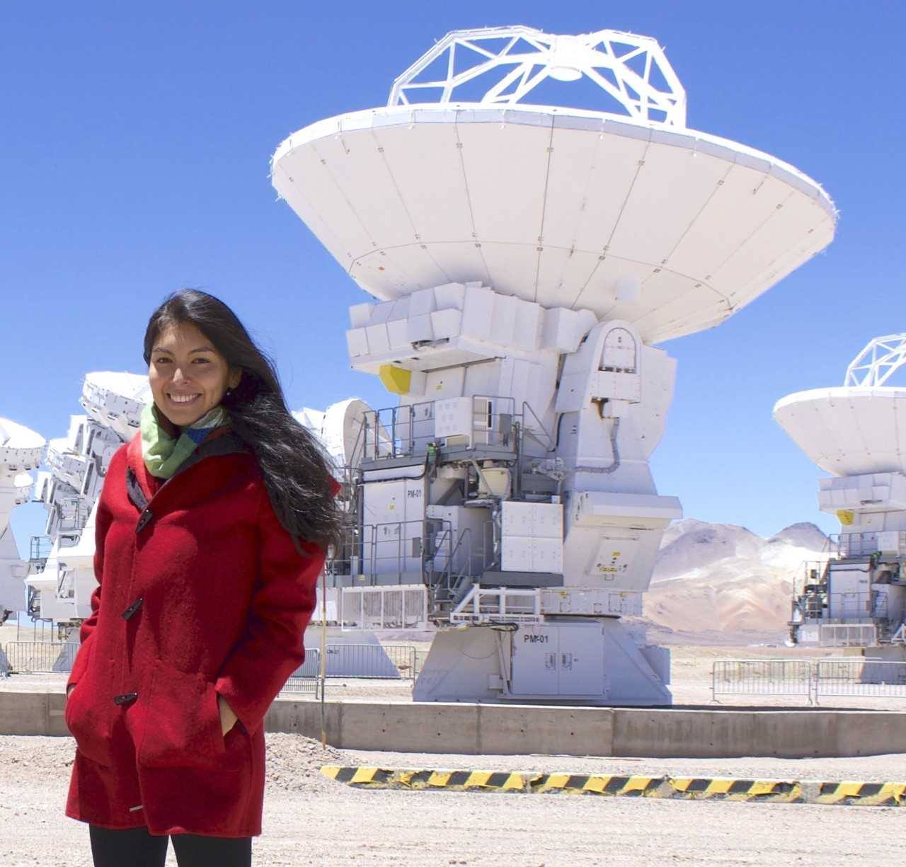 La astrónoma peruana Gabriela Calistro Rivera, cerca de las antenas del Observatorio Austral Europeo, en Chile.