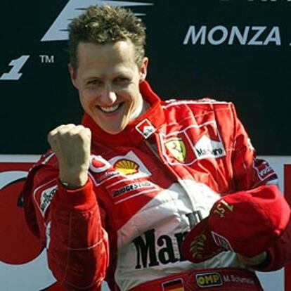 Michael Schumacher, feliz en el centro del podio.