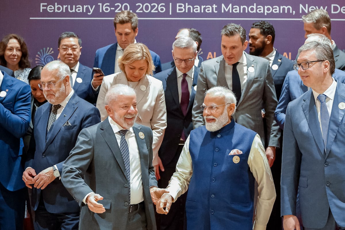 Prime Minister Modi and President Lula greet each other during the official photo of the Artificial Intelligence summit this Thursday in New Delhi. DPA via Europa Press (DPA via Europa Press)