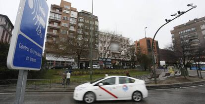 Un taxi pasa ante las cámaras de un radar de tramo.