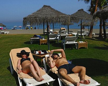 Hora de la siesta en las tumbonas del ‘beach club’ del hotel Villa Padierna. En estas mismas aguas se bañó Michelle Obama durante una visita en 2010.