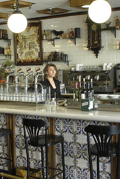 Piedad Torralbo, en 2003, en el bar que regentaba en Getafe.