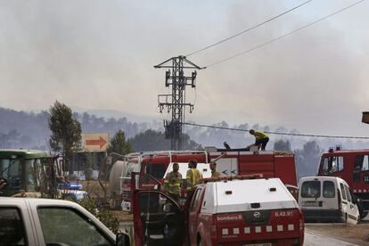 Efectivos de los Bomberos y ADF en Maians (Castellfollit del Boix)