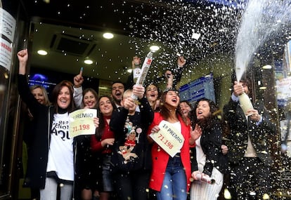 Empleados y dueños de la popular administración de lotería Doña Manolita, en Madrid, celebran el Gordo, el 71198, el 22 de diciembre de 2017.