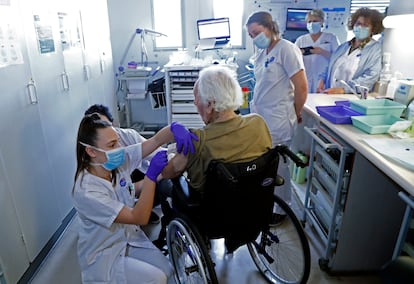 Un residente en un centro de mayores recibe una vacuna, el lunes en Montpellier (Francia).