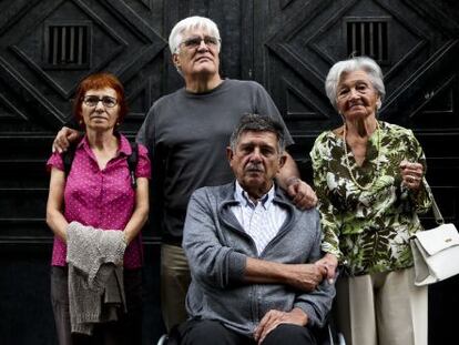 Carlos Slepoy en primer plano, en el centro, posa, en septiembre de 2013, junto a víctimas del franquismo que recurrieron a la justicia argentina.