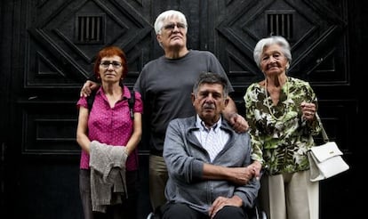 De izquierda a derecha: Felisa Echegoyen y José María Galante (torturados por Billy el Niño), junto a Carlos Slepoy y Ascensión Mendieta, en la puerta de la antigua DGS.