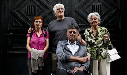 Carlos Slepoy en primer plano, en el centro, posa, en septiembre de 2013, junto a víctimas del franquismo que recurrieron a la justicia argentina.