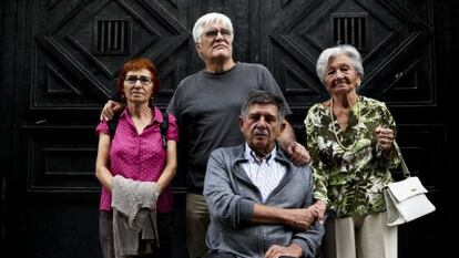 Carlos Slepoy en primer plano, en el centro, posa, en septiembre de 2013, junto a víctimas del franquismo que recurrieron a la justicia argentina.