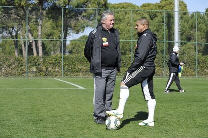 Guus Hiddink, actual entrenador del Anzhi Makhachkala, charla con Roberto Carlos