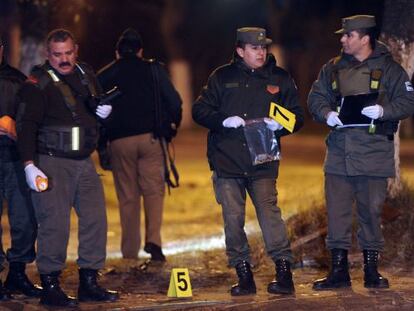 Agentes de la Gendarmer&iacute;a afuera del estadio de San Lorenzo.