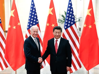 Joe Biden e Xi Jinping, numa imagem de dezembro de 2013 em Pequim (China).