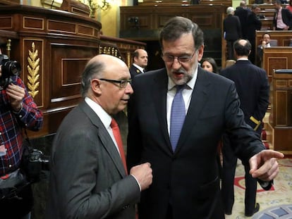 Mariano Rajoy (right) with Finance Minister Cristóbal Montoro last week.