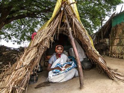 Dodakka, con su hija de mes y medio en la choza donde tiene que vivir como marca la tradición de su casta.