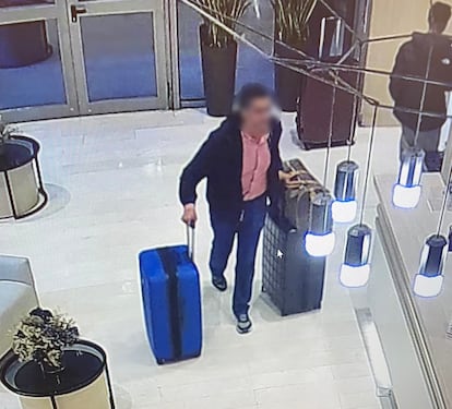 El detenido, cuando salía del hotel cargado con el botín en tres maletas, captado por las cámaras de seguridad.