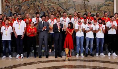 Los reyes Felipe y Letizia reciben a la selección española de baloncesto.