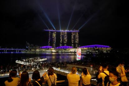 Um show de luzes em Marina Bay (Singapura). O país asiático começou nesta quarta-feira a vacinar profissionais de saúde contra a covid-19, tornando-se um dos primeiros países da Ásia a iniciar a campanha de imunização.