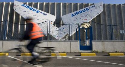 Un ciclista pasa por delante de la fábrica de Airbus en Puerto Real.