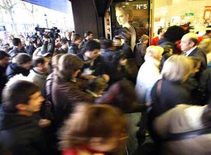 Pese a la incertidumbre, se repitió ayer la tradicional entrada en tromba de barceloneses en centros comerciales al inicio de las rebajas.
 / carles ribas
Dos clientas miran prendas en un comercio de Barcelona.