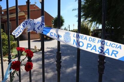 La verja desde la que el parricida de Elche confesó el crimen aparece estos días con flores.