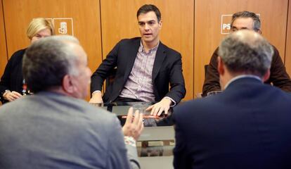 El secretario general del PSOE en una reunión con las delegaciones de UGT y CC.OO encabezadas por Pepe Álvarez.