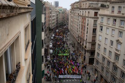 La manifestación del cuarto día de huelga educativa, en la calle Balmes de Barcelona.