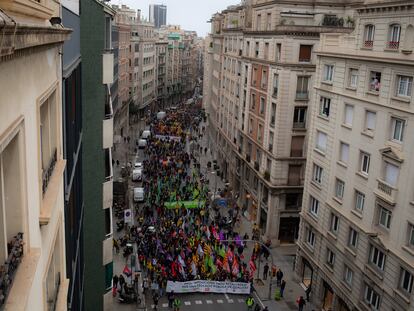 La manifestación del cuarto día de huelga educativa, en la calle Balmes de Barcelona.
