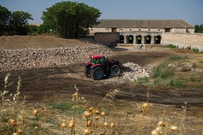 Vista de uno de los embarcaderos del Parque Nacional de Las Tablas de Daimiel, en la provincia de Ciudad Real, sin agua, el día 5. Con apenas 50 hectáreas encharcadas de las 1.750 que son susceptibles de serlo, espera para mediados de este mes las primeras derivaciones de agua del trasvase Tajo-Segura.
