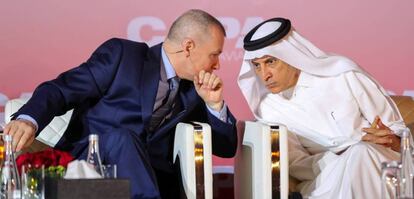 Willie Walsh, CEO de IAG, y Akbar Al Baker, su homólogo de Qatar Airways, el pasado mes de febrero.