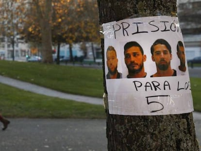 Carteles en el centro de Pamplona con los rostros de los miembros de La Manada, acusados de violar a una joven durante los Sanfermines de 2016.