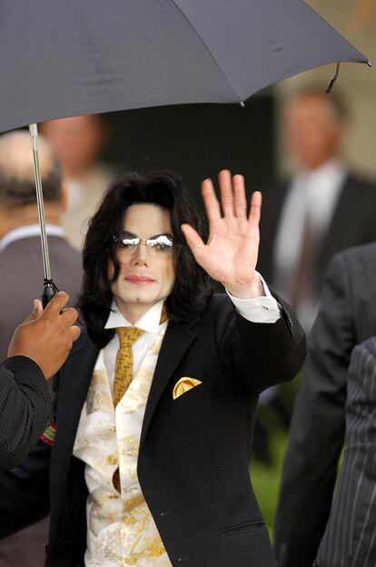 Michael Jackson fotografiado a la llegada al juzgado de Santa Barbara el 2 de junio de 2005.