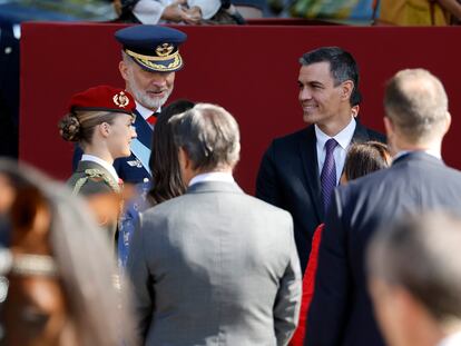 El Rey conversa con la Princesa de Asturias y el presidente del Gobierno en funciones, Pedro Sánchez, tras el desfile.